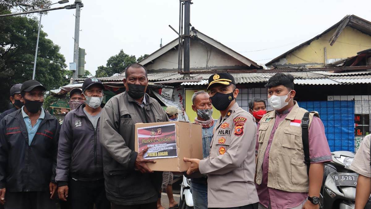 Polres Bogor dan Mahasiswa Kompak Bantu Masyarakat Terdampak Kenaikan harga BBM