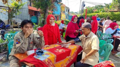 Lansia Diperiksa Kesehatan Dapat Sayur Mayur Gratis
