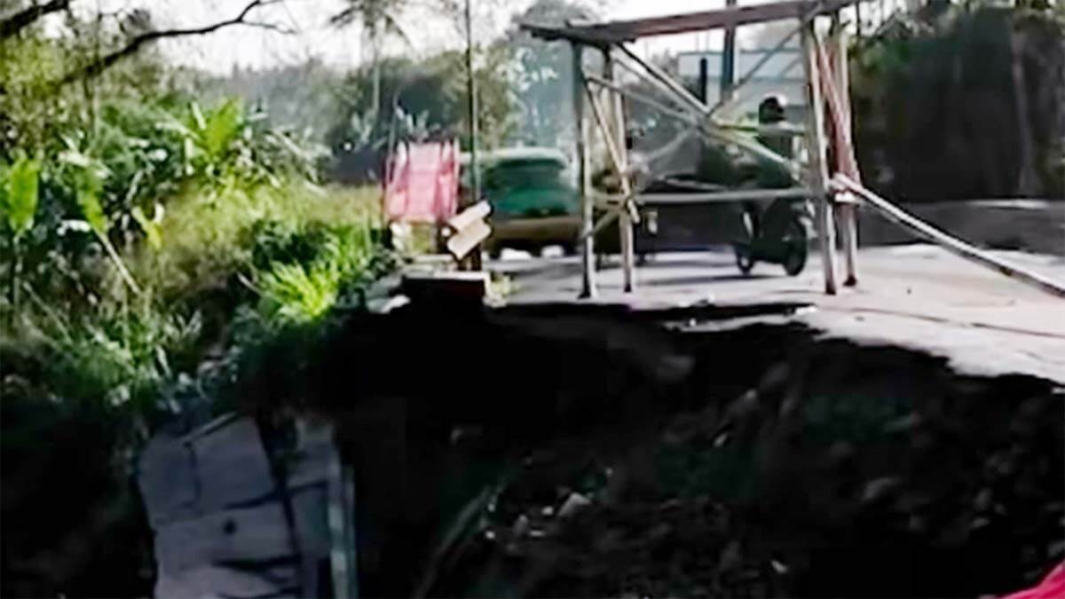 Jalan Cibeureum Mulyaharja Longsor