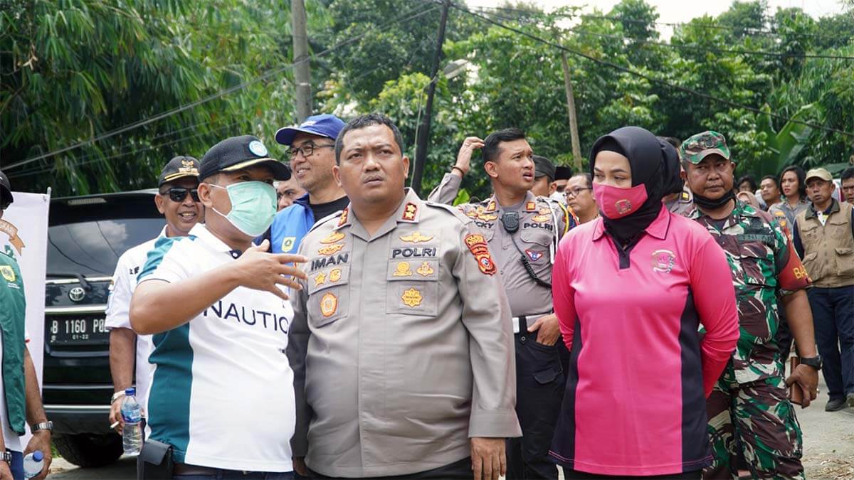 Tanah Bergeser di Desa Bojong Koneng, Kapolres Bogor Kirim Sembako Desa Bojong Koneng