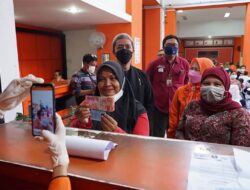 Diah dan Dedie Kawal Pembagian BLT BBM di Kantor Pos Bogor