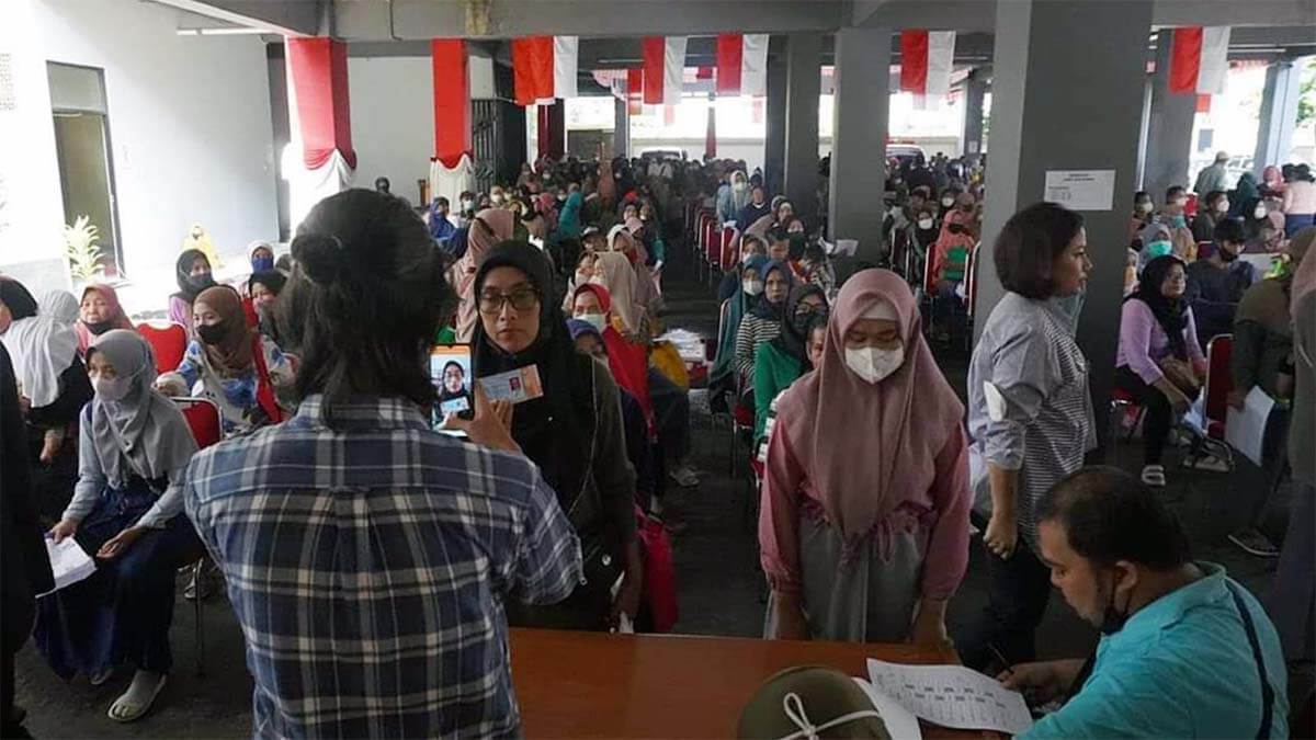 Demi BLT, Warga Bogor Timur Rela Antri