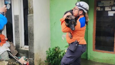 Tiga Orang Masih Tertimbun Longsor, Anjing Pelacak diterjunkan ke Gang Barjo 19