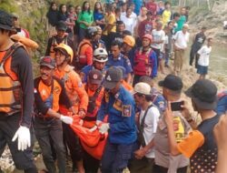 Tim SAR Berhasil Temukan Bocah yang  Tenggelam di Sungai Ciliwung 24