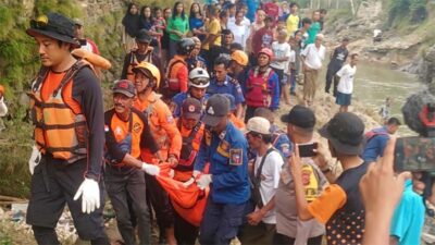 Tim SAR Berhasil Temukan Bocah yang  Tenggelam di Sungai Ciliwung
