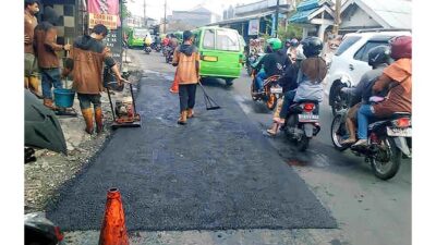 Dinas PUPR Kota Bogor Tambal Sulam Jalan yang Rusak 21