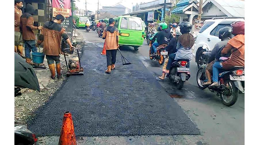 Dinas PUPR Kota Bogor Tambal Sulam Jalan yang Rusak dinas