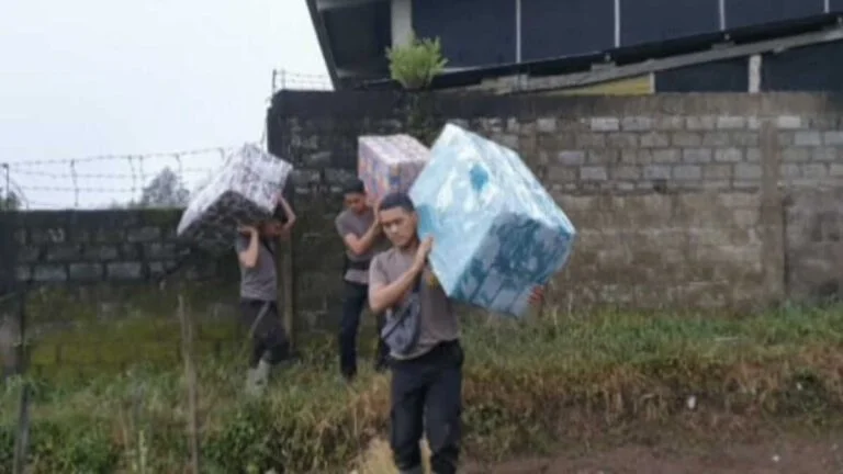Personil Polres Bogor Keliling Posko dan Desa Distribusikan Bantuan 8