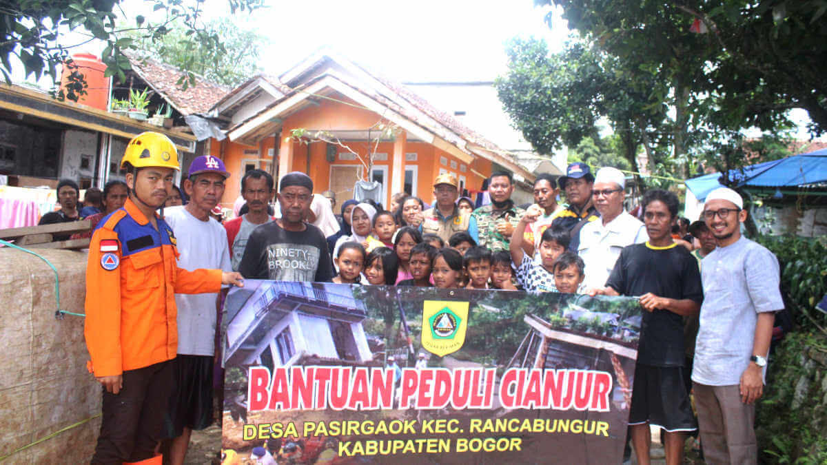 Desa Pasirgaok kirim 125 paket sembako ke cianjur