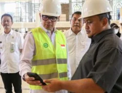 Tinjau Masjid Agung, Atang Berikan Catatan Kepada Pemkot Bogor salat
