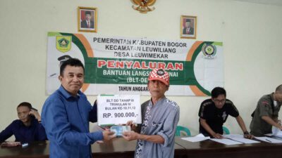 Jelang Pergantian Tahun Desa Lewimekar  Bagikan BLT