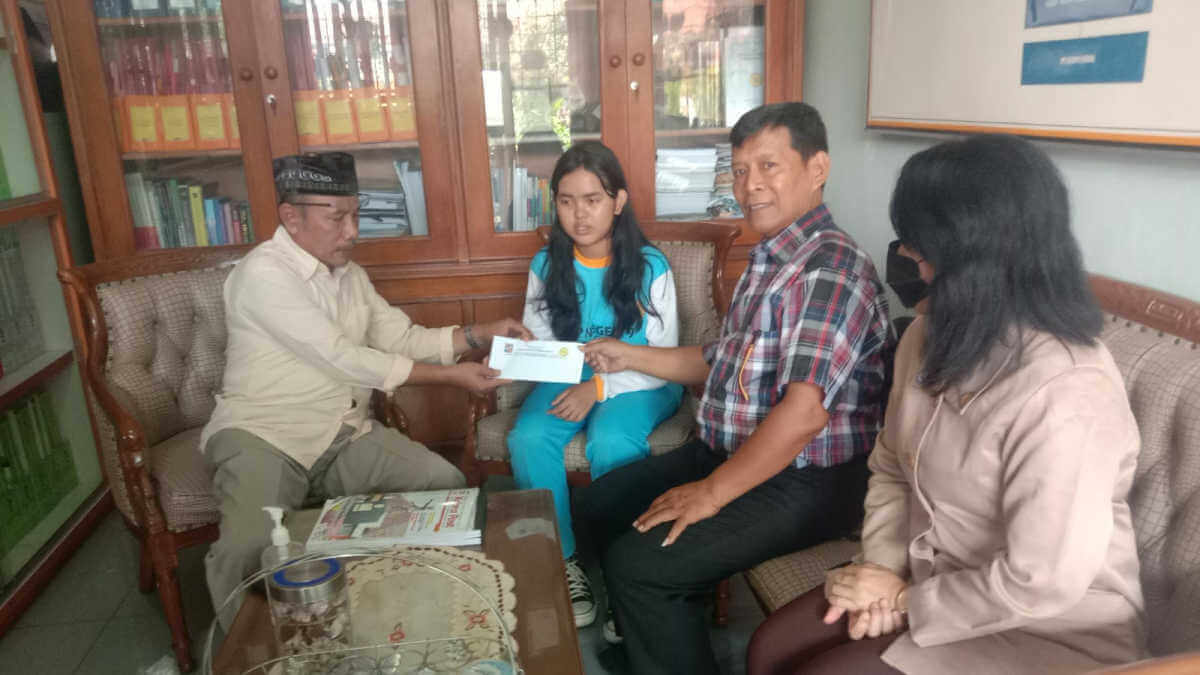 SMP Negeri 9 Kota Bogor Berikan Santunan Untuk Keluarga Duka SMP Negeri 9 Kota Bogor berikan santunan