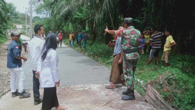 Babinsa Cintamanik Cigudeg Kawal Betonisasi Jalan