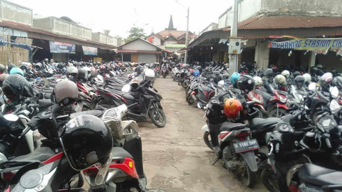Parkir Liar di Pasar Lama Cikarang Diduga Dikelola Oknum Aparat Parkir di Pasar Lama Cikarang,Bekasi