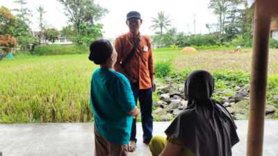 Sambangi Kampung Horta, Cakades Deden Ruhiyat Terima Aduan Bansos