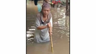 Dinsos Kabupaten Bekasi Gerak Cepat Bantu Warga Korban Banjir Banjir di Desa Karang Asih Bekasi