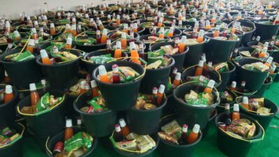 Peduli Warganya, Kades Batujajar Tebar Paket Sembako