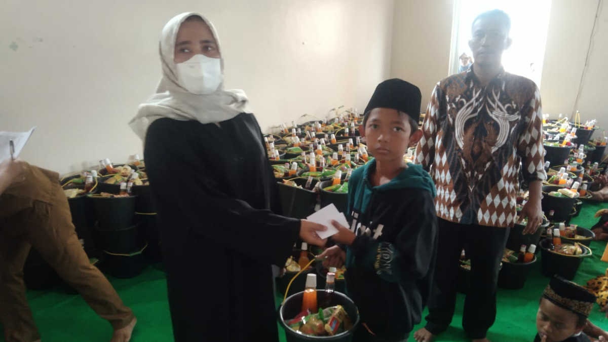 Peduli Warganya, Kades Batujajar Tebar Paket Sembako
