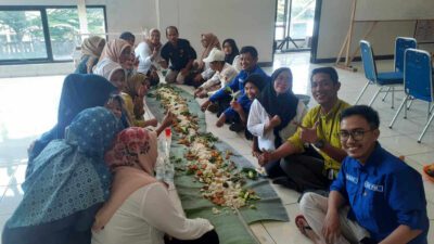 Cucurak Kecamatan Cigudeg 2023, Makan Didaun Pisang Dengan Pekerja Sosial