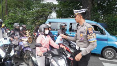 Satlantas Polres Bogor Bagikan 200 Takjil Gratis kepada Pengguna Jalan 