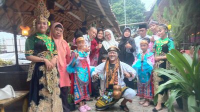 Ki Lengser Sambut Kehadiran Bunda Eni Saat Buka Puasa dengan Relawan