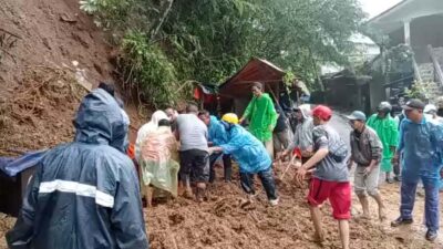 Dua Pedagang Basreng Kakak Beradik Tewas Tertimbun Longsor di Cilember