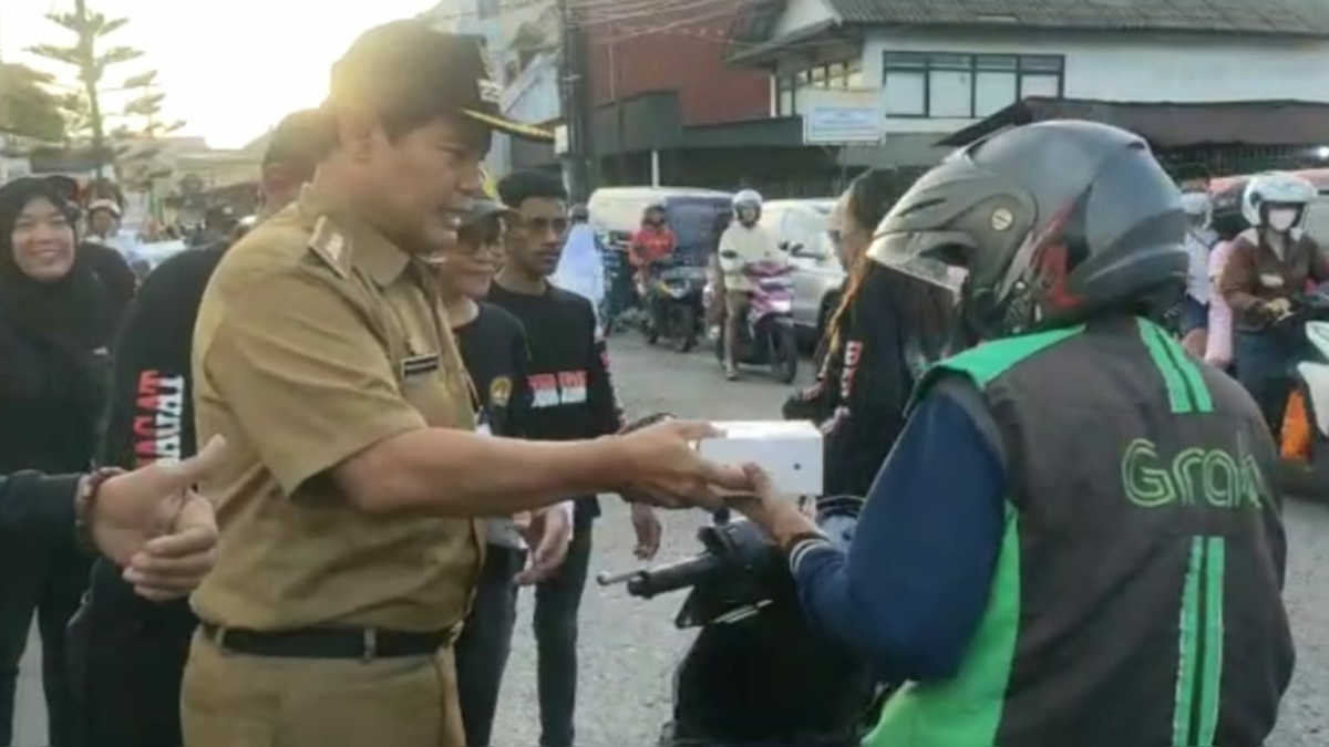 Bersama Camat Ciomas, Aliansi Ider Jagat Berbagi Takjil aliansi ider jagat.