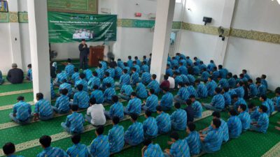 SMA Negeri 2 Bogor Berbagi Rantang Cinta