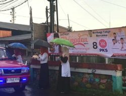 Tak Peduli Hujan Deras, Bacaleg PKS Teti Lestari Bagikan Takjil