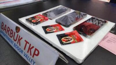 barang bukti kondom dan hp