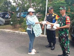 Bersinergitas, Bhabinkamtibmas dan Babinsa Desa Mekarsari Bagikan Makanan