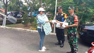 Bersinergitas, Bhabinkamtibmas dan Babinsa Desa Mekarsari Bagikan Makanan