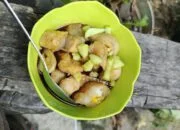 Sensasi Makan Pempek Waluya di Sentra Malabar Bogor Tengah makan