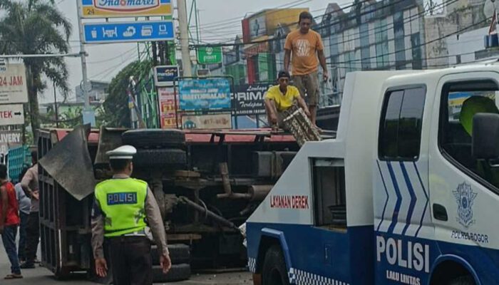 Kecelakaan Lalu Lintas di Cigombong Mobil Ayla Tertimpa Truk