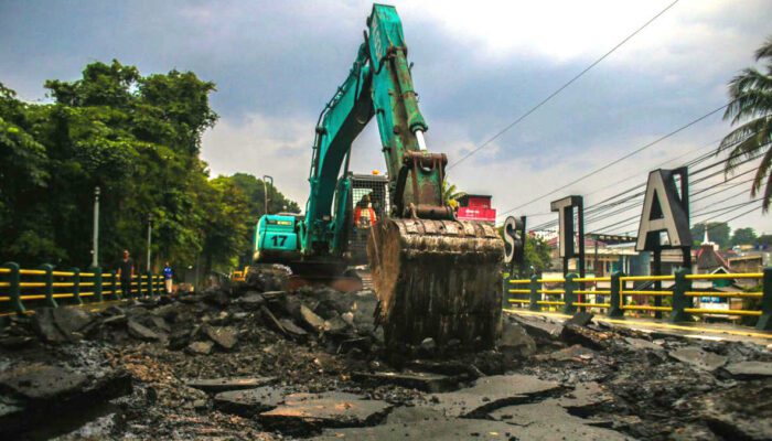 Sebelum Dirobohkan Aspal Jembatan Otista Dibongkar