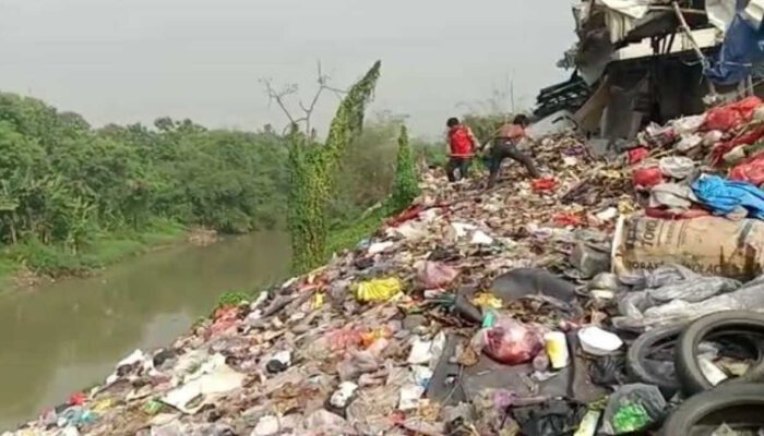TPA Sampah Pinggiran Kali CBL
