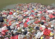 Penampungan sampah di kali CBL