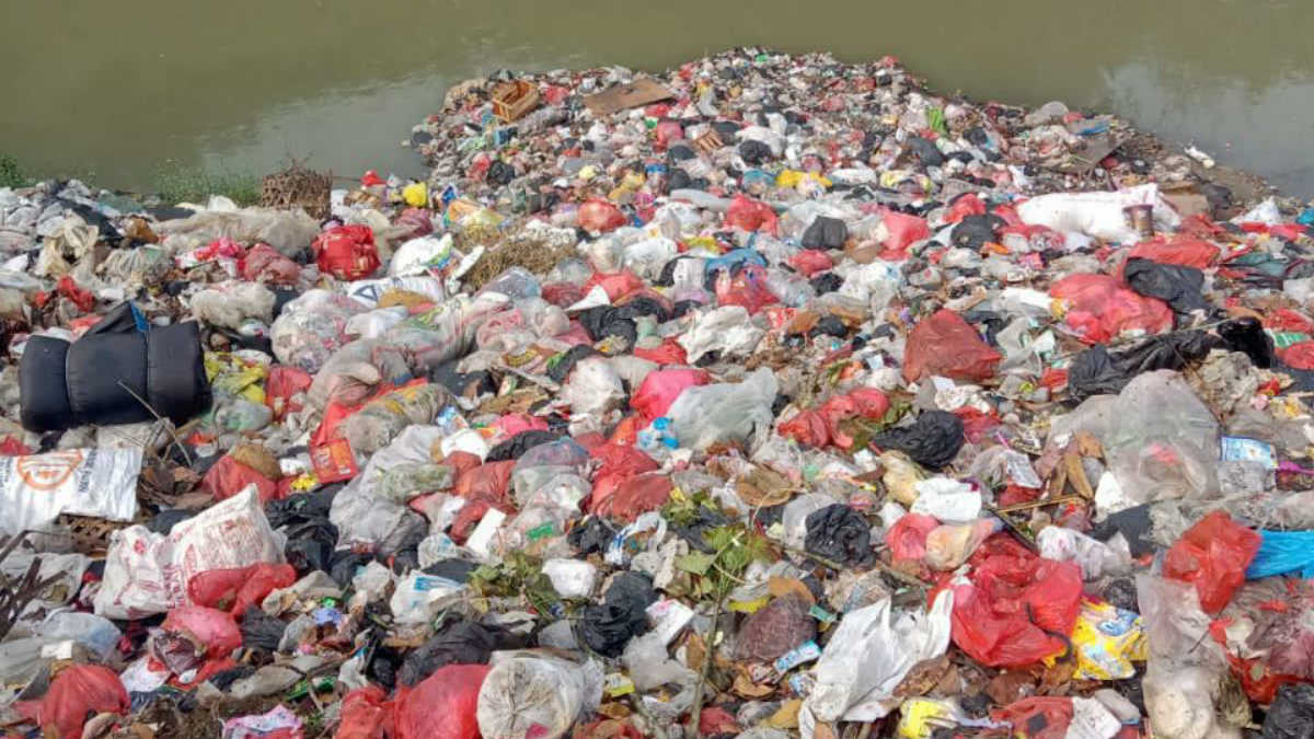 Penampungan sampah di kali CBL