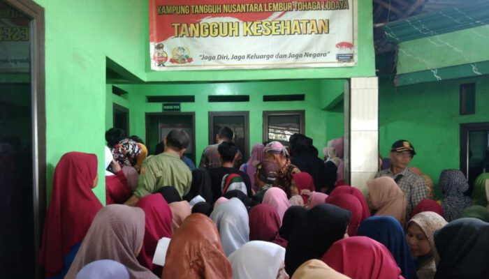 Warga Desa Karyasari Leuwiliang Rela Antre Demi 10 Kilogram Beras