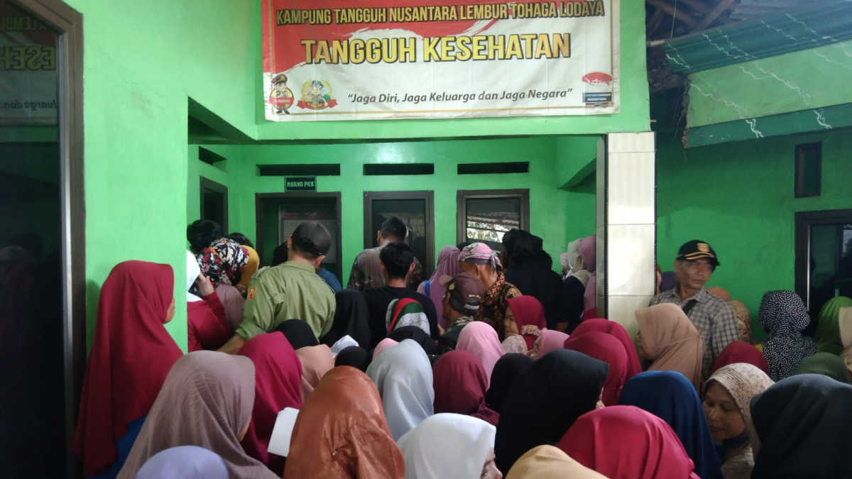 Warga Desa Karyasari Leuwiliang Rela Antre Demi 10 Kilogram Beras