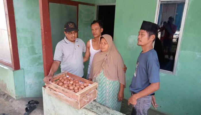 Buktikan Janji Kampanye, Kades Pasirgaok Berikan Santunan 1 Peti Telur