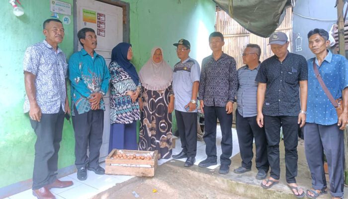 Buktikan Janji Kampanye, Kades Pasirgaok Berikan Santunan 1 Peti Telur