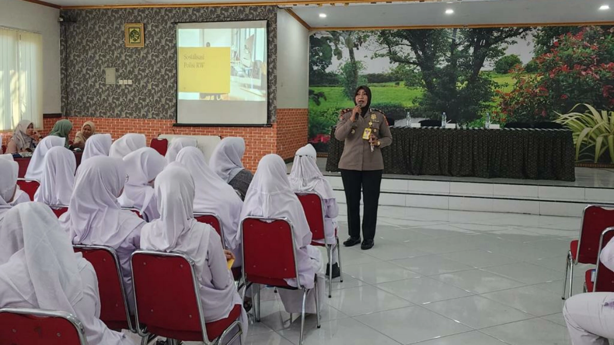 Polisi RW Sambangi Sekolah Al-Madinah Cibinong