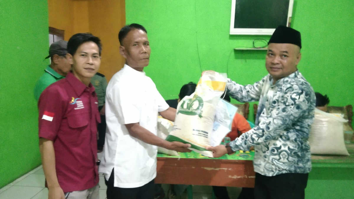 Giliran Desa Batu Tulis Salurkan Bansos Beras 10 Kg