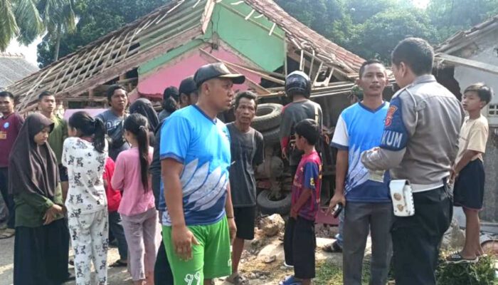Truk Seruduk Rumah Warga di Tenjolaya, 1 Orang meninggal, 3 Luka-luka