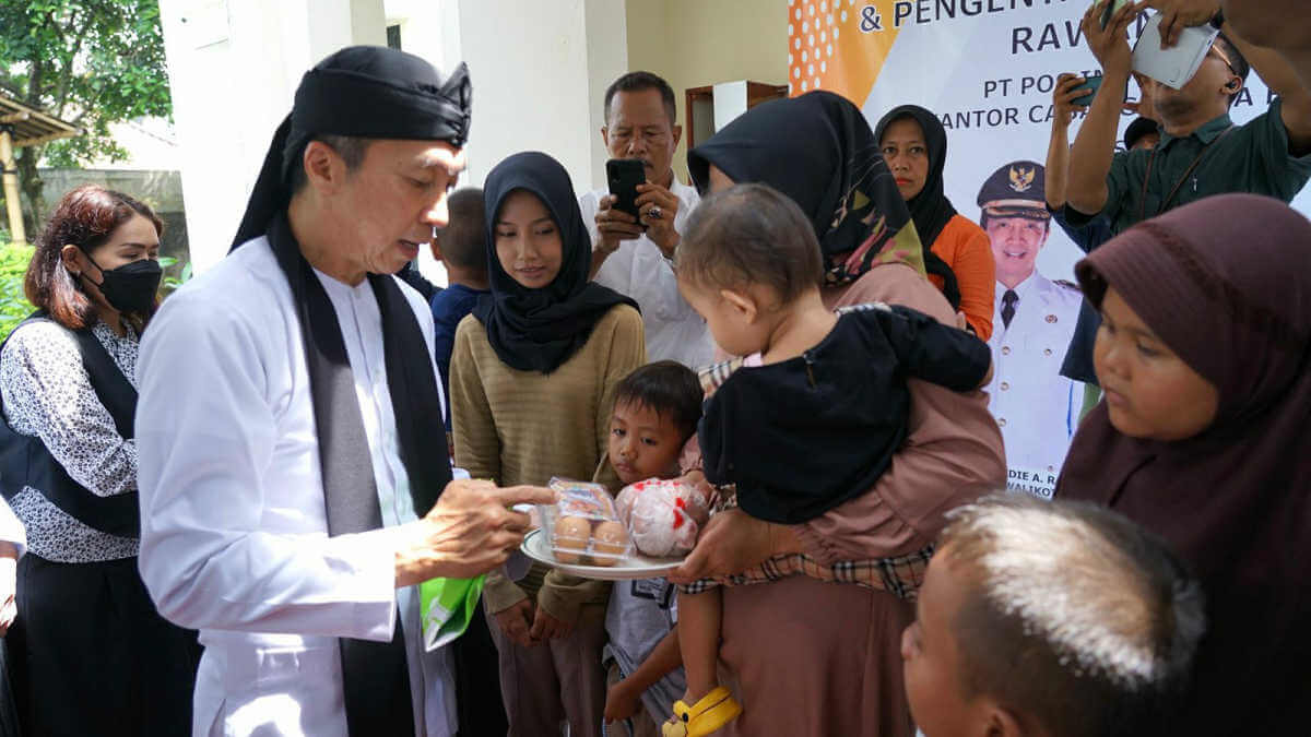 Wakil Wali Kota Bogor, Dedie A. Rachim membagikan telur.