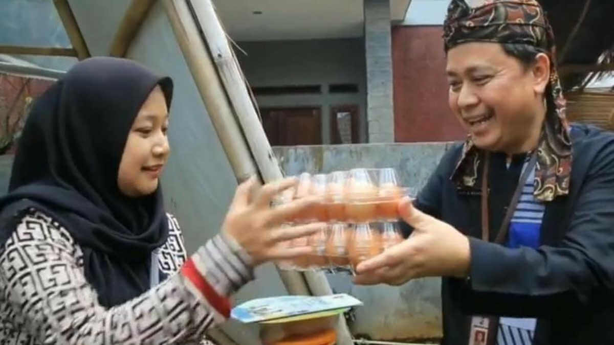 Kepala DPPKB Kota Bogor, Anas S Resmana membagikan telur