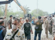DLH Kabupaten Bekasi Angkut 50 Ton Sampah di Kali CBL limbah