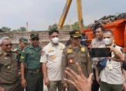 Satpol PP Tindak 3 Pengelola Sampah Ilegal di Kali CBL