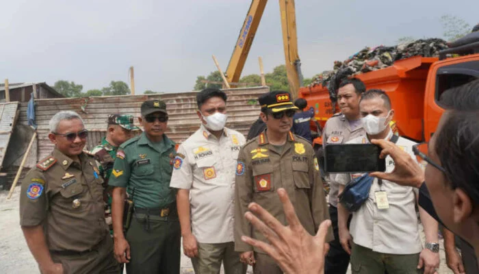 Satpol PP Tindak 3 Pengelola Sampah Ilegal di Kali CBL